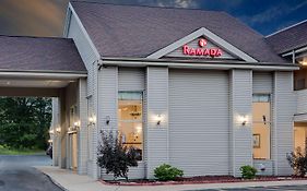 Ramada By Wyndham Cleveland Airport West Motel Fairview Park Exterior photo