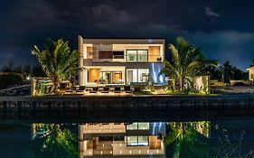 Liquid Luxury Villa In Turks And Caicos - Waterfront Providenciales Exterior photo