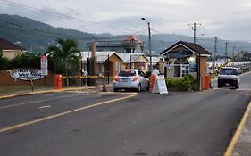 The Rest Stop- Gated Community-24 Hrs Security Montego Bay Exterior photo