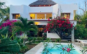 Pucci House Watamu Bed & Breakfast Exterior photo