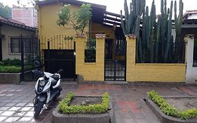 Yellow House Hostel Medellin Exterior photo