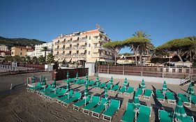 B&B Hotel Diano Marina Palace Exterior photo