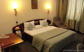 Relax Comfort Suites Hotel Bucharest Room photo
