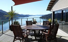 Okiwa Bay Lodge Picton Exterior photo