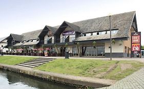 Premier Inn Milton Keynes East Willen Lake Exterior photo