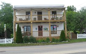 Gite Au Vieux Pommier Tadoussac Exterior photo