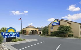 Days Inn & Suites By Wyndham Omaha Ne Exterior photo