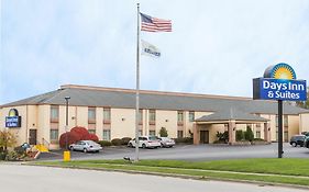 Days Inn & Suites By Wyndham Bloomington/Normal Il Exterior photo