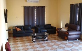 Fabulous Apartment, 2 Master Ensuite Bedrooms, 3 Toilets, 3 Baths, Hot Water, Air Conditioned, Separate Fitted Kitchen, Separate Living Room, Large Compound, 24Hr Security, Electric Fenced Wall, Restaurant, Bar, Wifi, About 20 Minutes From The Airpor Accra Exterior photo