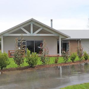 Country Living On Raynes Road Villa Hamilton Exterior photo