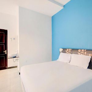 Oyo Life 3987 Kost Aditya Surabaya Exterior photo