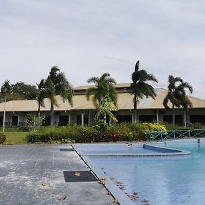 Oyo 89972 Borneo Paradise Beach Hotel Papar Exterior photo