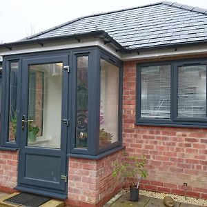 Comfortable Double Bedroom Lovely Bungalow Manchester Exterior photo