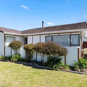 Hit The Beach - Waitarere Beach Holiday Home Exterior photo