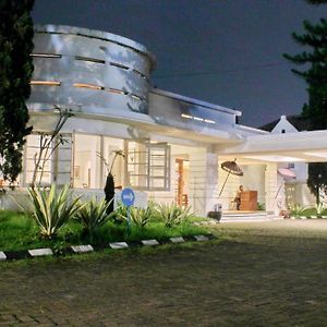 Casa D' Ladera Hotel Bandung Exterior photo