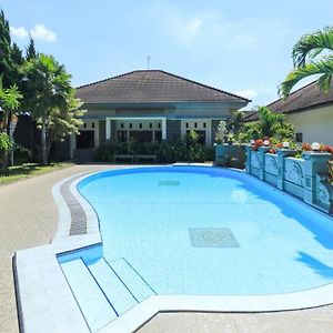 Villa Bunga Malang Exterior photo