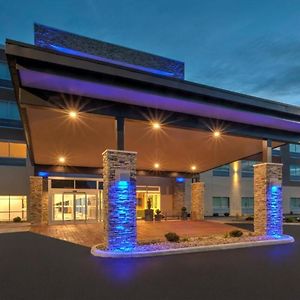 Holiday Inn Express & Suites - Milan - Sandusky Area, An Ihg Hotel Exterior photo