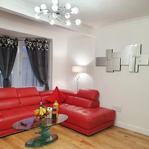 Glasgow Comfortable And Modern 3 Bedroom Mid Terraced Villa Exterior photo