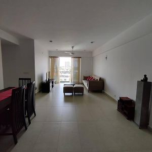 Modern Apartment In Close Proximity To The Beach Colombo Exterior photo