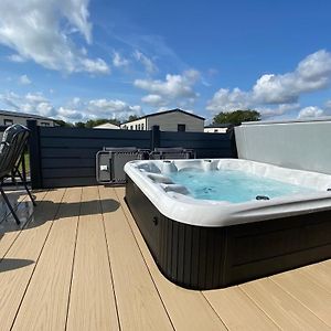 Puddleducks, Dog Friendly Hot Tub Lodge South Cerney Exterior photo