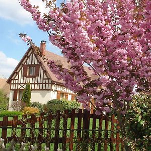 Chambres D'Hotes Au Temps Des Cerises Jumieges Exterior photo