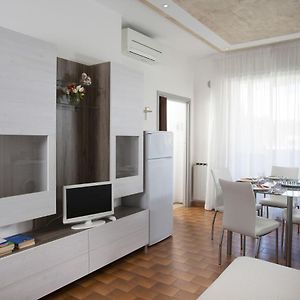 Renovated Apartment In Northern Zone Of Riccione, 100 Meters From The Sea Exterior photo