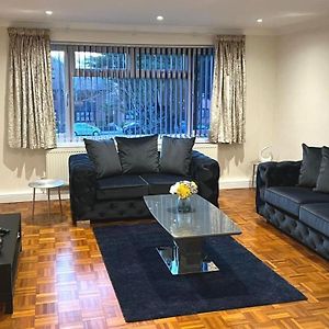 Fw Haute Apartments At Stanmore, 3 Bedrooms And 1 Bathroom With Additional Wc, Single Or Double Beds, Pet-Friendly Flat With Free Wifi And Parking Stanmore  Exterior photo
