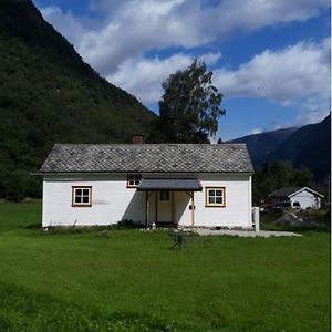 An Authentic Experience In Picturesque Eidfjord Villa Exterior photo