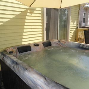 Outdoor Hottub, Private Entrance Apartment Lansing Exterior photo