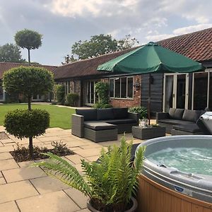 Wow Lodge Farm Broads Barn Sleeps 12 Hot Tub Private Courtyard Special Family Celebrations Elegant Dining Close To Norwich Great For Team Building South Walsham Exterior photo