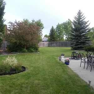 Main Floor Bright & Spacious Apartment Lethbridge Exterior photo