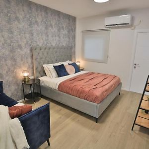 Cozy And Stylish 1-Bedroom Apartment Netanya Exterior photo