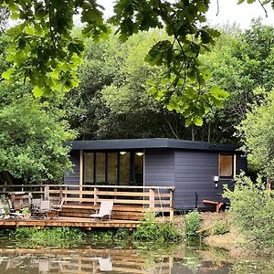 Cackle Hill Lakes, Kingfisher Lodge Biddenden Exterior photo