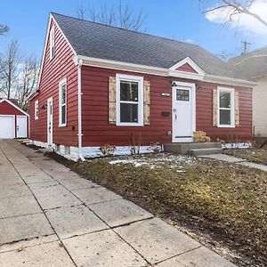 Superb 3 Bedroom Home With Game Room!!! Close To Downtown - Sleeps 6 Lansing Exterior photo