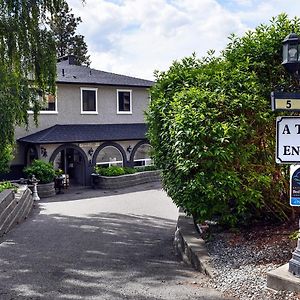 A Touch Of English B&B Kelowna Exterior photo