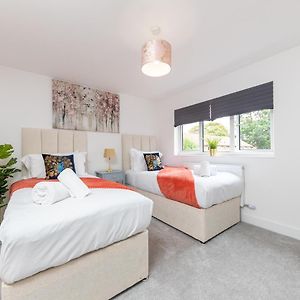 3Bed 2Bath House Contractors Accommodation Free Parking Wifi Stevenage Hertfordshire Self Catering Sleeps 6 Guests By White Orchid Property Relocation Exterior photo