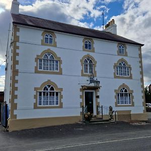 Ty Llew Hotel Llandysilio Exterior photo