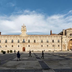 Parador De Turismo De Leon Exterior photo