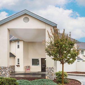 Super 8 By Wyndham Cloverdale Wine Country Exterior photo