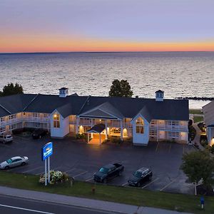 Baymont By Wyndham St. Ignace Lakefront Exterior photo