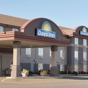 Days Inn & Suites By Wyndham Thunder Bay Exterior photo