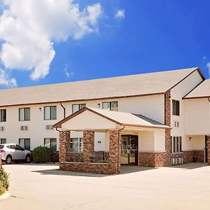 Super 8 By Wyndham Dyersville Exterior photo