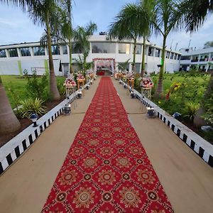 Raj Resort & Banquets Vapi Exterior photo