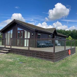 Lakeside Cabin Set In The Kentish Countryside Bethersden Exterior photo