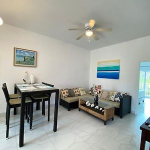Lovely 2-Bedroom Apartment In Venetian Road Providenciales Exterior photo