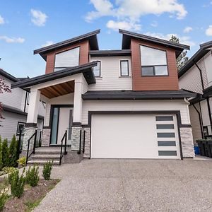 Brand New, Cheerful, Exquisite 4 Bedroom House, Fast Wifi, Free Parking Langley Exterior photo