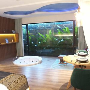Luxury Amazing Jacuzzi Suite Chiang Mai Exterior photo