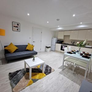 Cosy 2 Bedroom Apartment By Reeani Stays With Wifi, Netflix & Private Parking Uxbridge Exterior photo