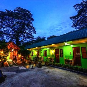 Oyo 622 Butterfly Totem Guesthouse Puerto Princesa Exterior photo