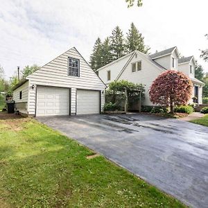 Hamptons Hideaway In Dundas Exterior photo